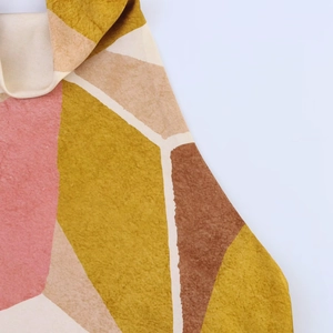 Détail de la texture du tissu avec motifs géométriques sur cet ensemble pour femme