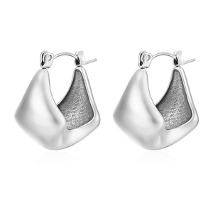Orecchini geometrici a rombo in argento con superfici lisce e strutturate lucide