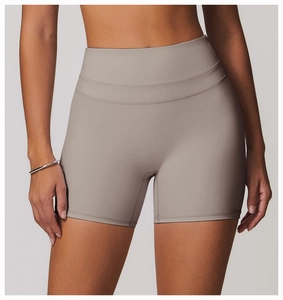 Détail du short de yoga taille haute avec doubles coutures décoratives sur la ceinture