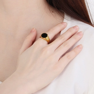 Chevalière polie plaquée or 18 carats avec résine noire portée par un mannequin