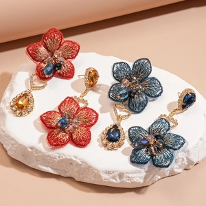 Boucles d'oreilles vintage fleurs brodées avec strass et cristaux sur socle en pierre