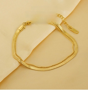 Detail der 18k vergoldeten zweischichtigen Fußkette mit Schlangen- und Kugelkette