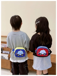 Vue de dos d'un enfant portant un sac banane bleu avec voiture de police et sangle réglable