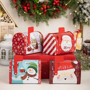 Détail de boîtes aux lettres de Noël en fer-blanc avec motifs de Père Noël et bonhomme de neige
