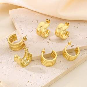 Trois paires de boucles d'oreilles créoles en forme de C dorées à l'or 18 carats