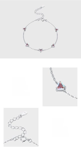 Détail du bracelet en argent S925 avec cinq zircons colorés en forme de cœur brillant