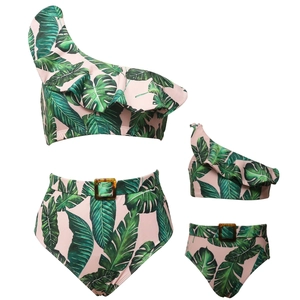 Dettaglio bikini rosa con stampa tropicale, spalla con volant e fibbia in vita