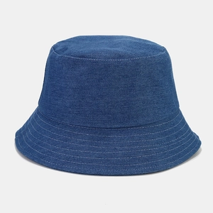 Gros plan sur un bob en denim bleu foncé avec des surpiqûres blanches sur le bord