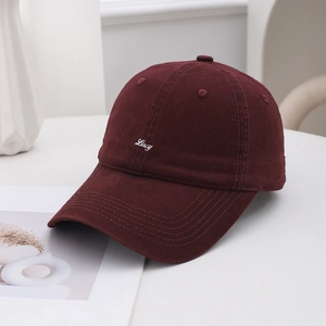 Berretto da baseball minimalista rosso vino in cotone con ricamo Lucky e tesa larga