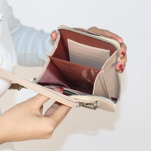 Bolso bandolera beige de piel sintética con ranuras para tarjetas y monedero con cremallera