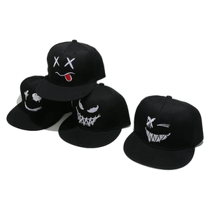 Set di cappellini hip-hop neri in cotone con ricami graffiti bianchi a tesa piatta