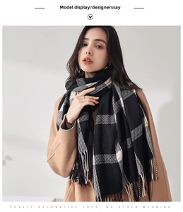 Écharpe classique à carreaux avec franges douces associée à un manteau en laine camel
