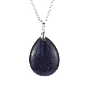 Dettaglio della collana con pendente a goccia in pietra blu con effetto cielo stellato
