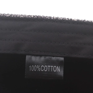 Détail du matériau intérieur 100% coton et étiquette de lavage sur la casquette