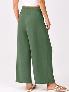 Vue détaillée du pantalon large taille haute vert forêt en tissu texturé et respirant