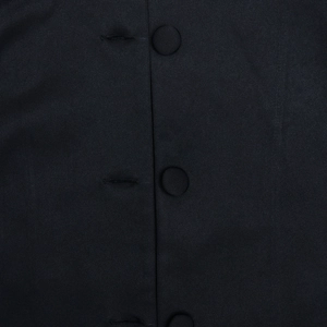Detailaufnahme von schwarzem Stoff mit drei passenden stoffbezogenen Knöpfen und Knopflöchern