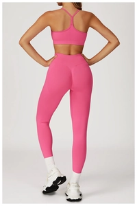 Détail arrière de l'ensemble de yoga rose sans couture montrant la taille haute et l'effet galbant