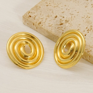 Boucles d'oreilles spirales dorées à la mode avec un design texturé de tourbillon