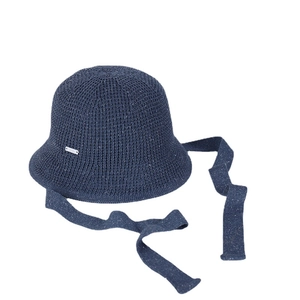 Chapeau cloche en maille bleu marine avec longs rubans et accent métallique
