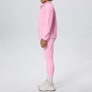 Vista laterale del set da yoga in pile rosa con giacca con zip e leggings aderenti