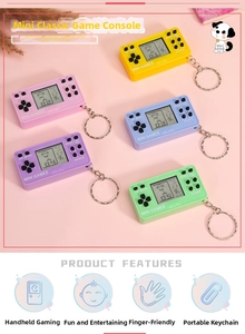 Primo piano di mini console Tetris colorate con portachiavi e pulsanti di controllo