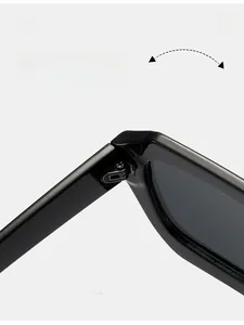 Détail de la charnière métallique durable de ces lunettes de soleil noires brillantes