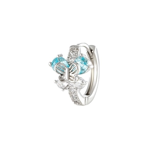 Créoles papillon en argent avec pierres de zircone bleues et blanches sur fond blanc