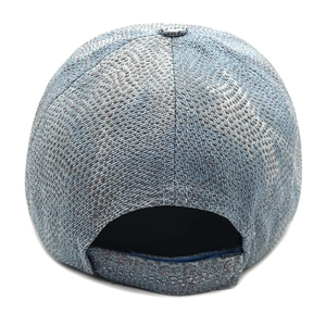 Vue arrière de casquette en jean bleu clair avec paillettes et sangle réglable au dos