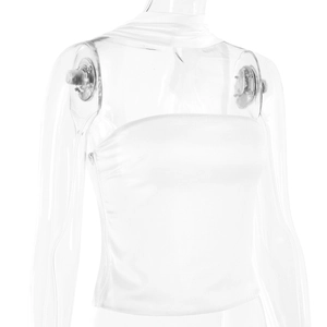 Detailweergave van de elegante witte satijnen bandeau-top met strapless kort ontwerp