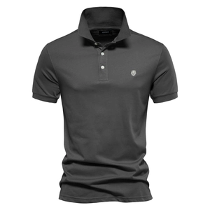 Détail du polo en coton gris montrant la broderie tête de lion et le col à boutons