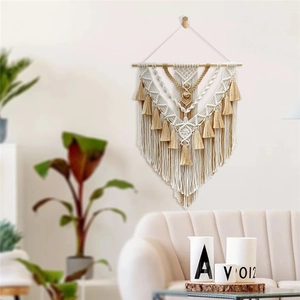 Trama macro dettagliata dell'arazzo da parete boho macramè con motivi geometrici tessuti