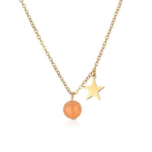 Goldene Edelstahl Sternenkette mit orangefarbenem Natursteinanhänger auf weißem Grund