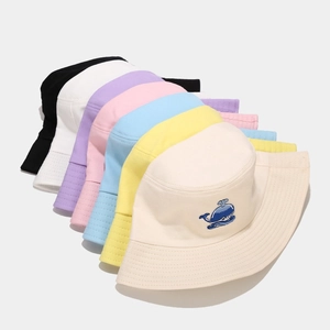 Cappello a secchiello in cotone con balena ricamata in sette colori macaron per l'estate