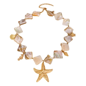 Dettaglio della collana con conchiglie marine e ciondoli a stella marina e ippocampo