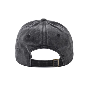 Dettaglio cappello baseball in cotone grigio lavato con fibbia in metallo bronzo