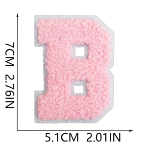 Vista dettagliata della toppa lettera B in ciniglia rosa 7cm con misure e consistenza