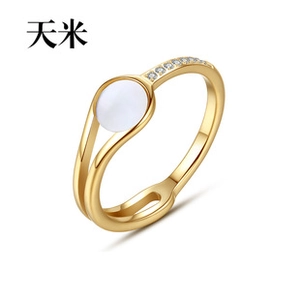 Detailaufnahme des goldenen asymmetrischen Rings mit ovalem Stein und Zirkonia-Besatz