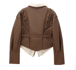 Dettaglio giacca vintage in ecopelle marrone con fodera in pile e lacci sul retro