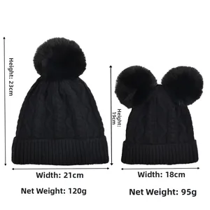 Tableau des tailles pour bonnets noirs parent-enfant avec pompons en fausse fourrure douce