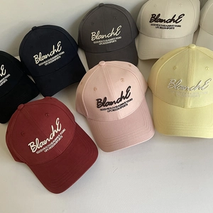 Vue à plat de casquettes de baseball en coton avec broderie 3D en divers coloris