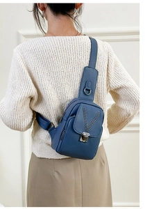 Sac à bandoulière bleu en cuir PU pour femme avec motif en V clouté sur le dos