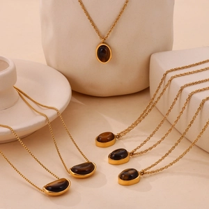 Collier élégant en acier titane doré avec pendentif en œil de tigre géométrique