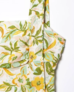 Détail de la robe en lin mélangé avec imprimé floral jaune et texture plissée
