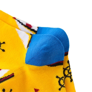 Dettaglio calze in cotone con texture a maglia gialla e cuciture blu sulla zona del tallone