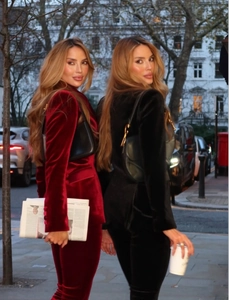 Détail du blazer en velours et pantalon évasé en bordeaux et noir sur mannequin
