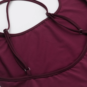 Détail d'une combinaison bordeaux avec bretelles réglables et coutures précises