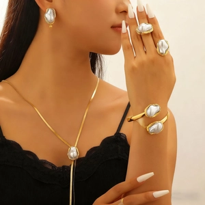 Nahaufnahme des Barock-Perlenschmuck-Sets mit Halskette Ohrringen und Ring an dem Model