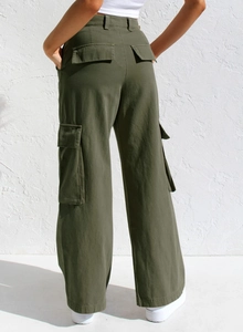 Rückansicht der armee-grünen Cargo-Hose mit hoher Taille, Taschen und feinen Nähten