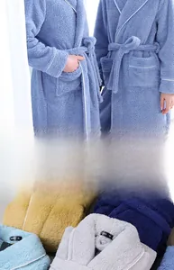 Détail d'un peignoir en polaire douce avec passepoil contrasté et texture pelucheuse