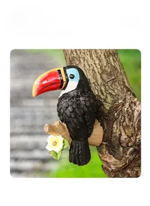 Pendentif de toucan réaliste avec bec coloré pour décoration de jardin extérieur